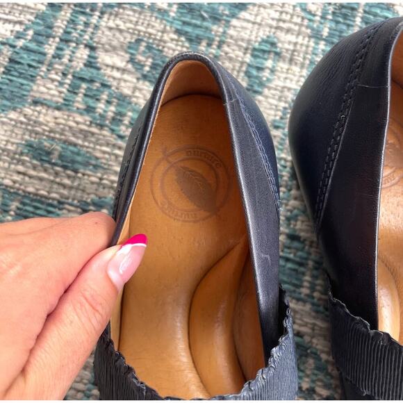 Nurture Navy Blue Leather Wedge Heels with Ribbed Strap - Women's 6M - Picture 3 of 6
